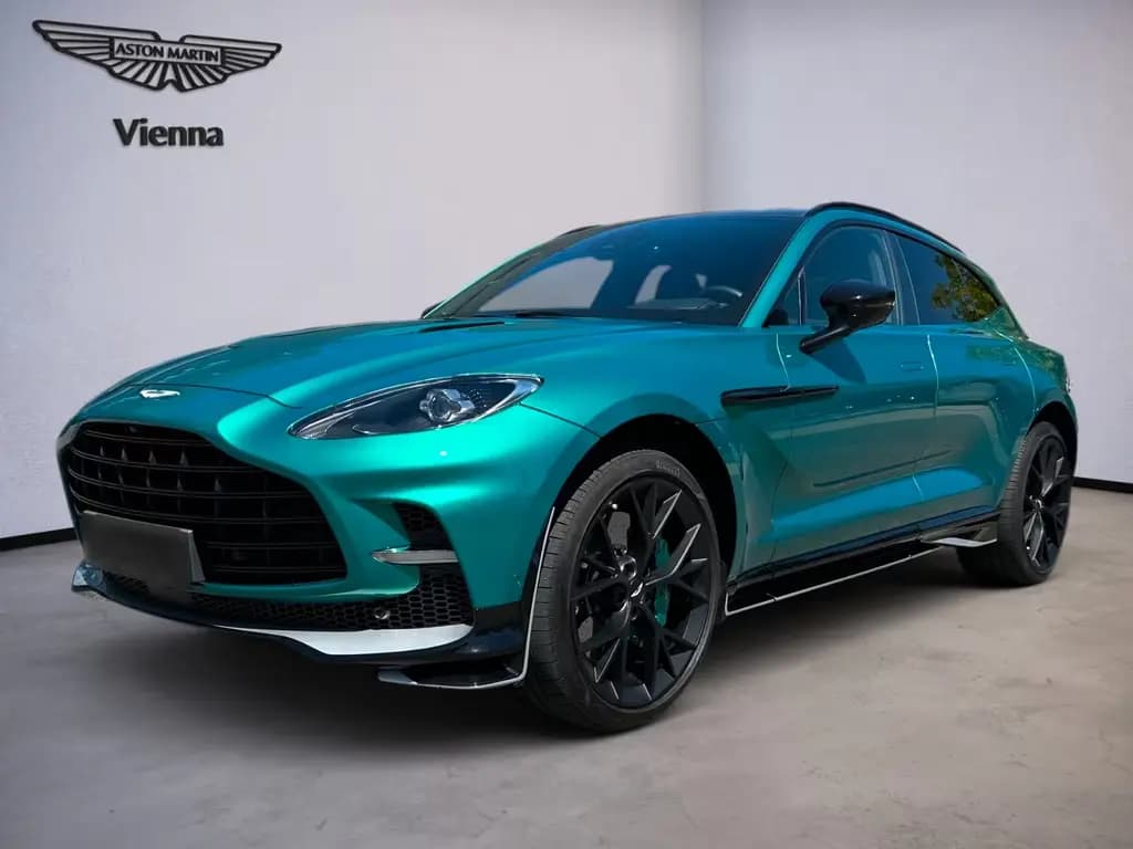 Main__Slider__Photo:Aston Martin DBX 707AMR24 / Podium Green / Trophy Silver / B&W 06/2025-0