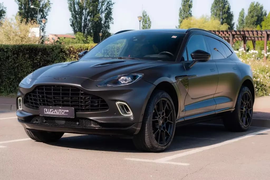 Main__Slider__Photo:Aston Martin DBX 4.0 V8_MagnoBlack 03/2021-0