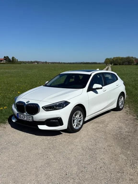 Main__Slider__Photo:BMW 118 d Advantage mit Panorama-Schiebedach 09/2020-0