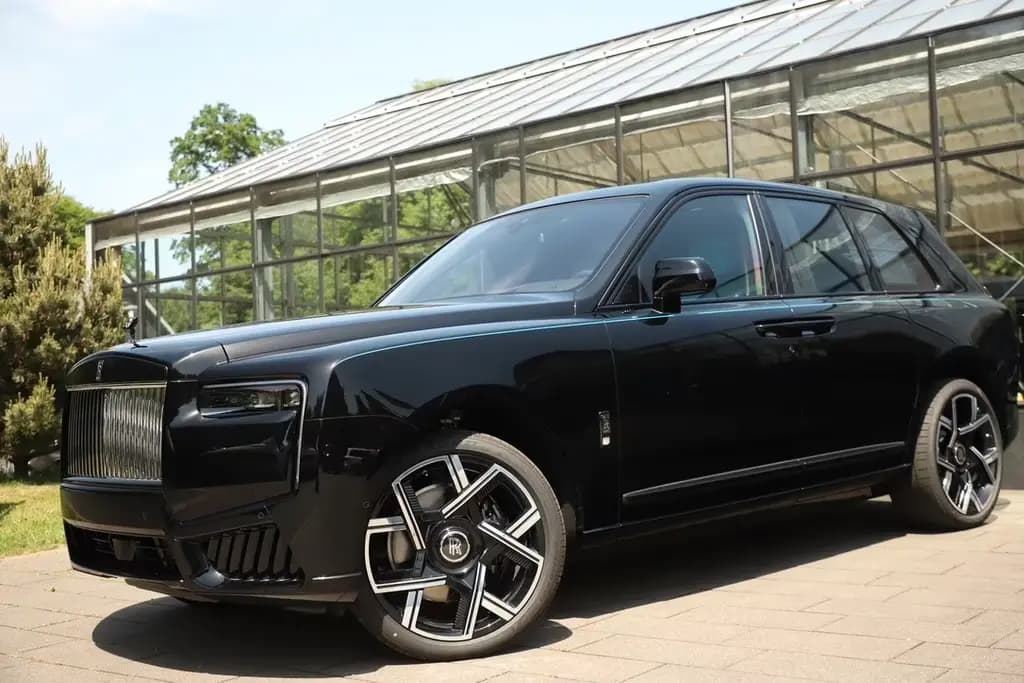 Main__Slider__Photo:Rolls-Royce Cullinan Black Badge 2026 Sanctuary Seats 04/2026-0