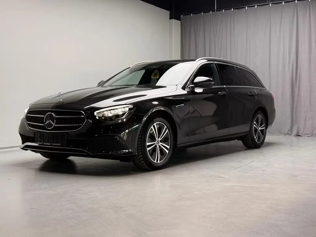 Main__Slider__Photo:Mercedes-Benz E 220 d 4Matic T Avantgarde/Sparsam/Elegant 03/2021-0