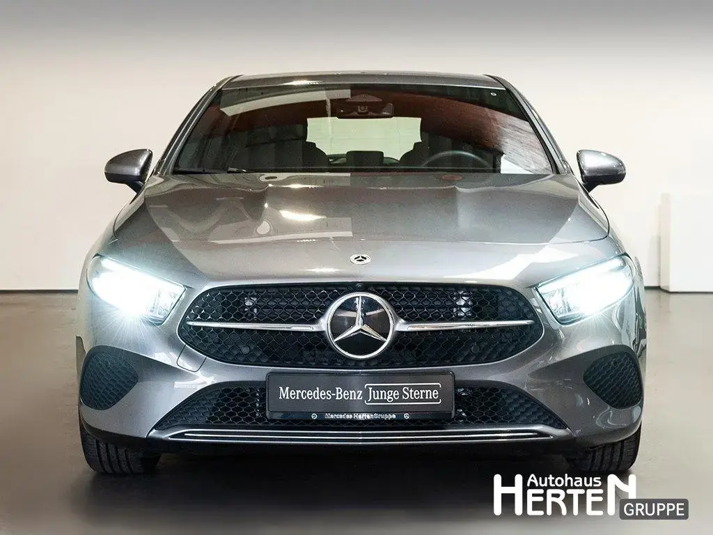 Main__Slider__Photo:Mercedes-Benz A 180 +PRPGRESSIVE+LED+R-KAMERA+WINTER-P.+DAB+SHZ 05/2025-1