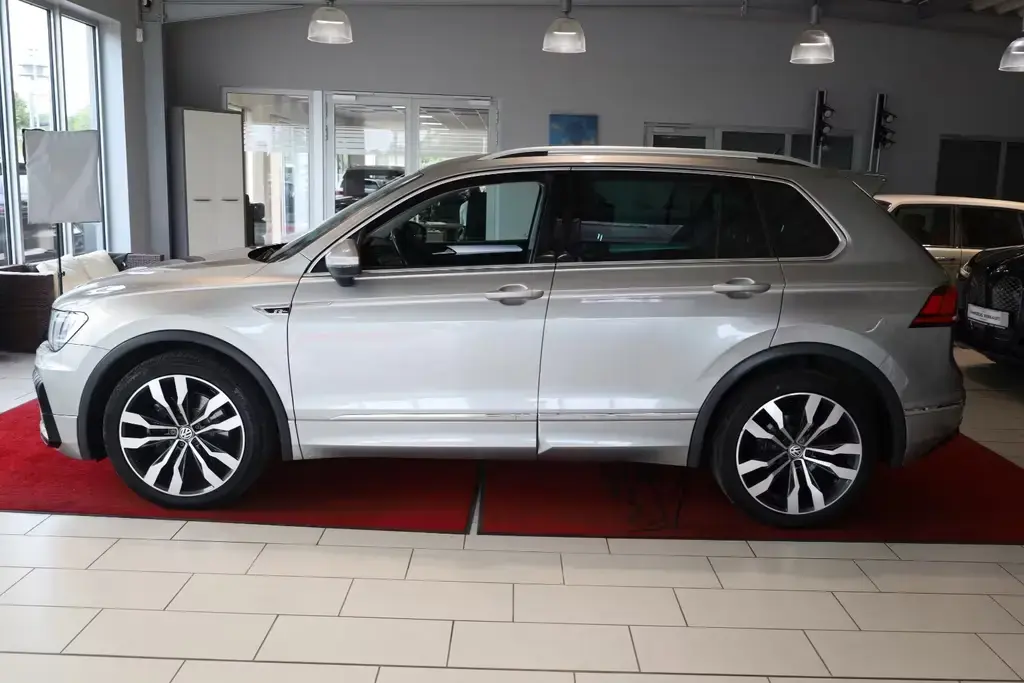 Main__Slider__Photo:Volkswagen Tiguan 2.0 TSI 4Motion R-LINE*STANDHEIZ.* 12/2019-1