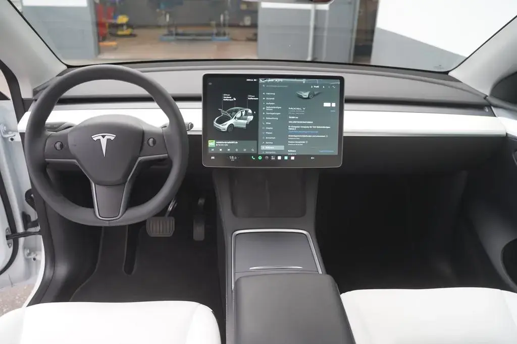 Main__Slider__Photo:Tesla Model Y Long Range AWD *AHK*20-Zoll*innen weiß* 12/2021-1