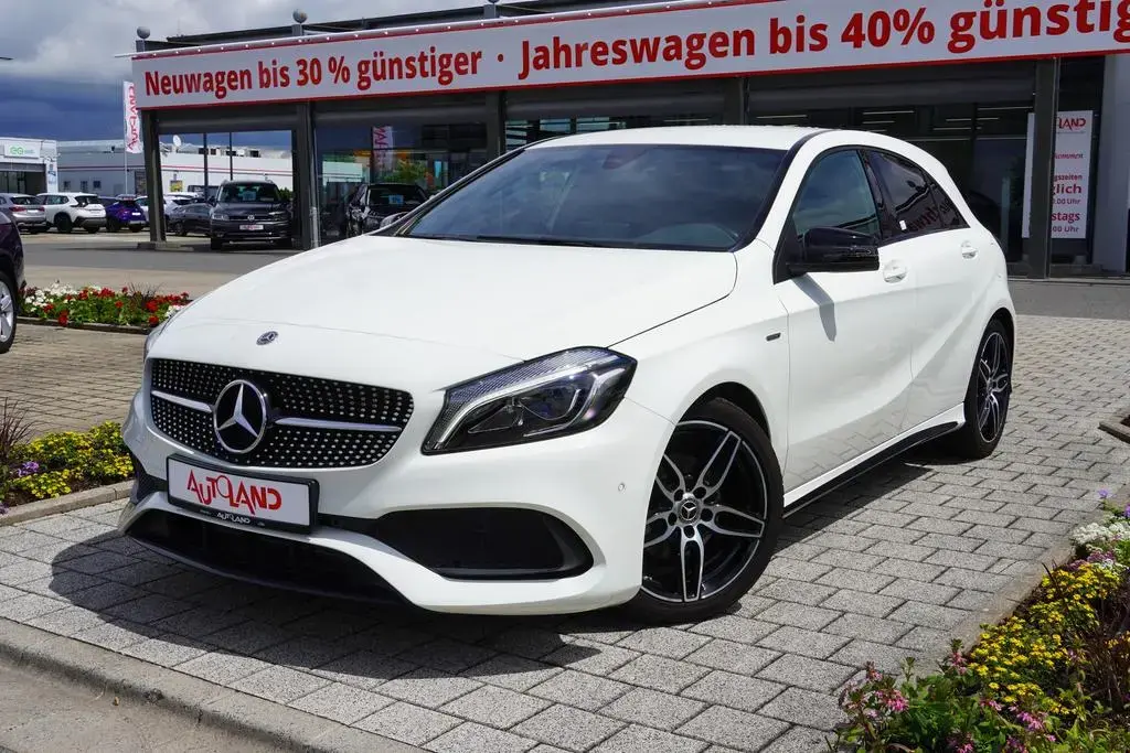 Main__Slider__Photo:Mercedes-Benz A 200 A200 7G-DCT AMG Line LED Navi Sitzheizung Klima 02/2018-1