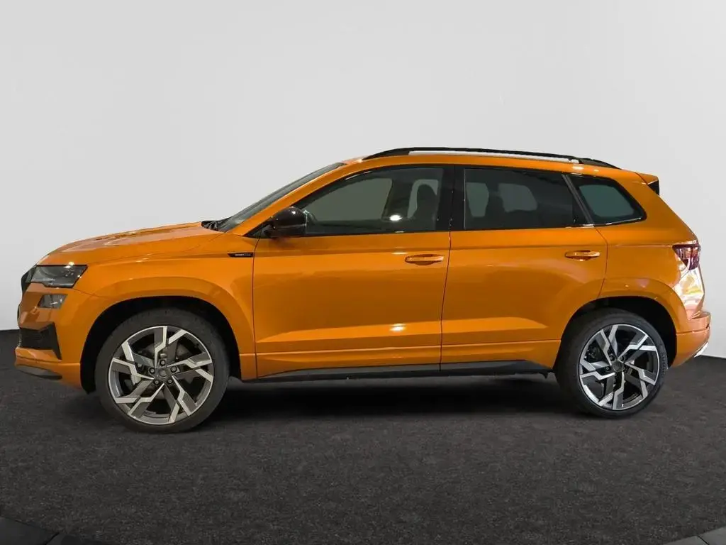 Main__Slider__Photo:Skoda Karoq Sportline 1,5 TSI DSG AHK Komfort Parken null-1