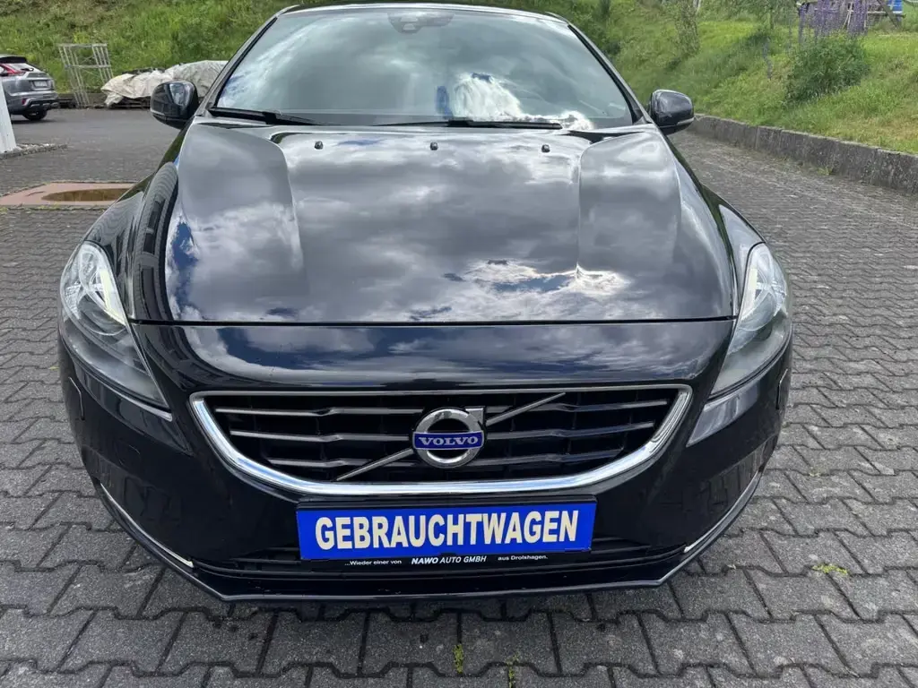 Main__Slider__Photo:Volvo V40 Ocean Race-2,0T-Autom-Xenon-Kamera-1 Hand 03/2015-1