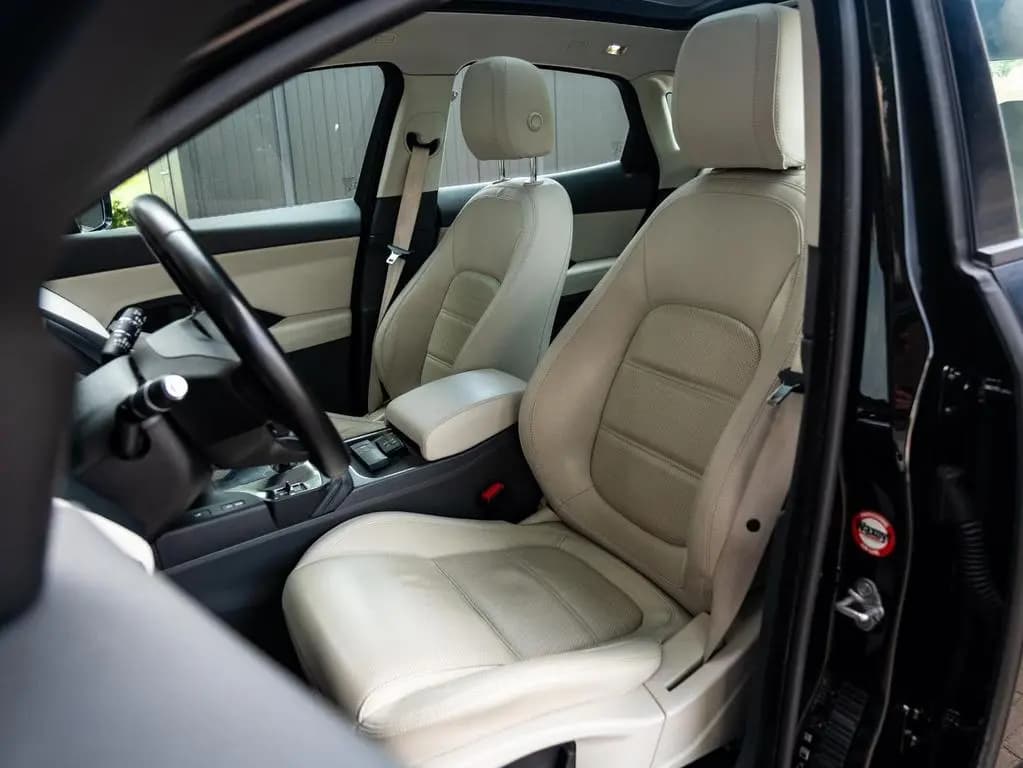 Main__Slider__Photo:Jaguar E-Pace 2.0 P200 AWD SE Luxury | Vollleder | Pano 09/2019-0