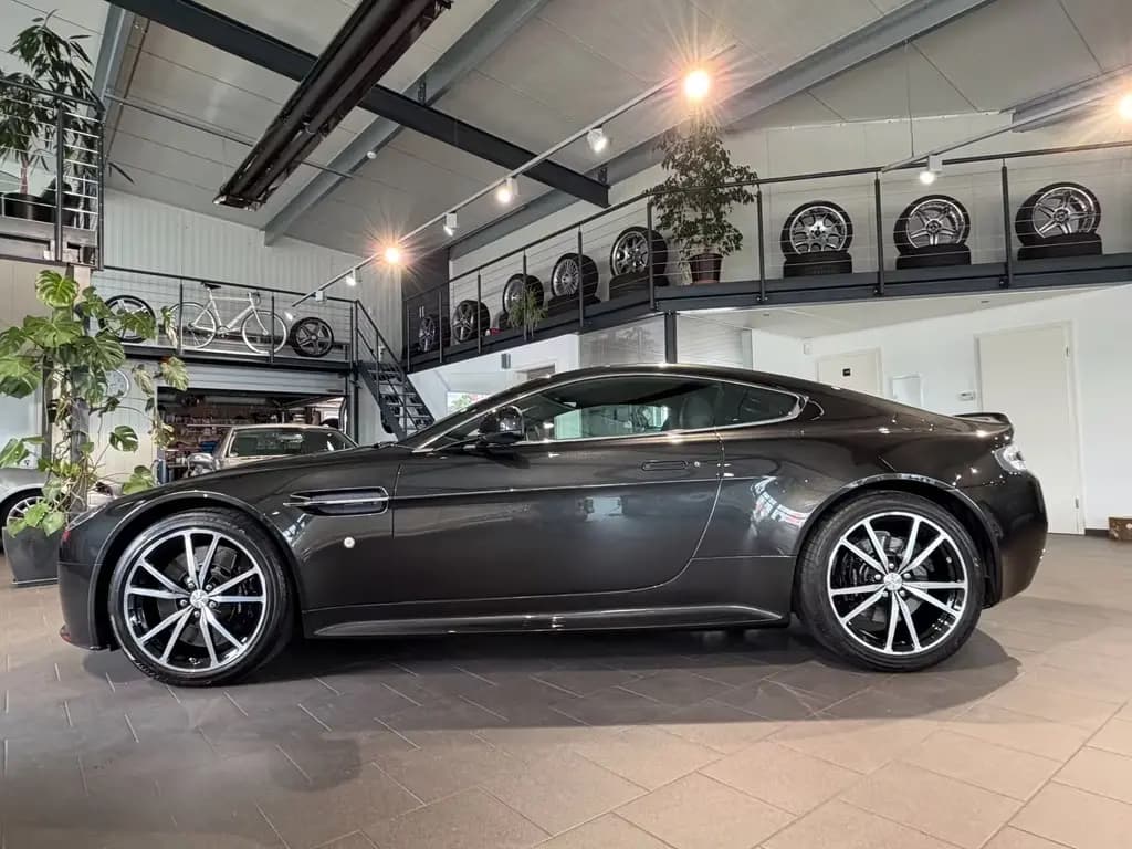 Main__Slider__Photo:Aston Martin V8 Vantage S, SP10 ,1.Hd.D-Fz,Scheckh.,Schalter 04/2014-0