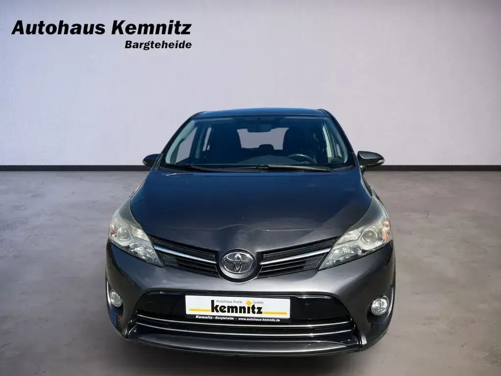 Main__Slider__Photo:Toyota Verso 1,8 Life Klima, AHK, ALU, Panoramadach 09/2013-1