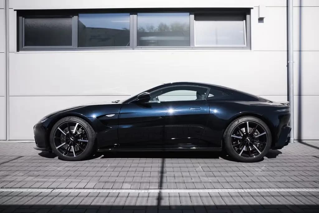 Main__Slider__Photo:Aston Martin V8 Vantage 4.0 V8 - Sitzbelüftung-Service neu 03/2023-0