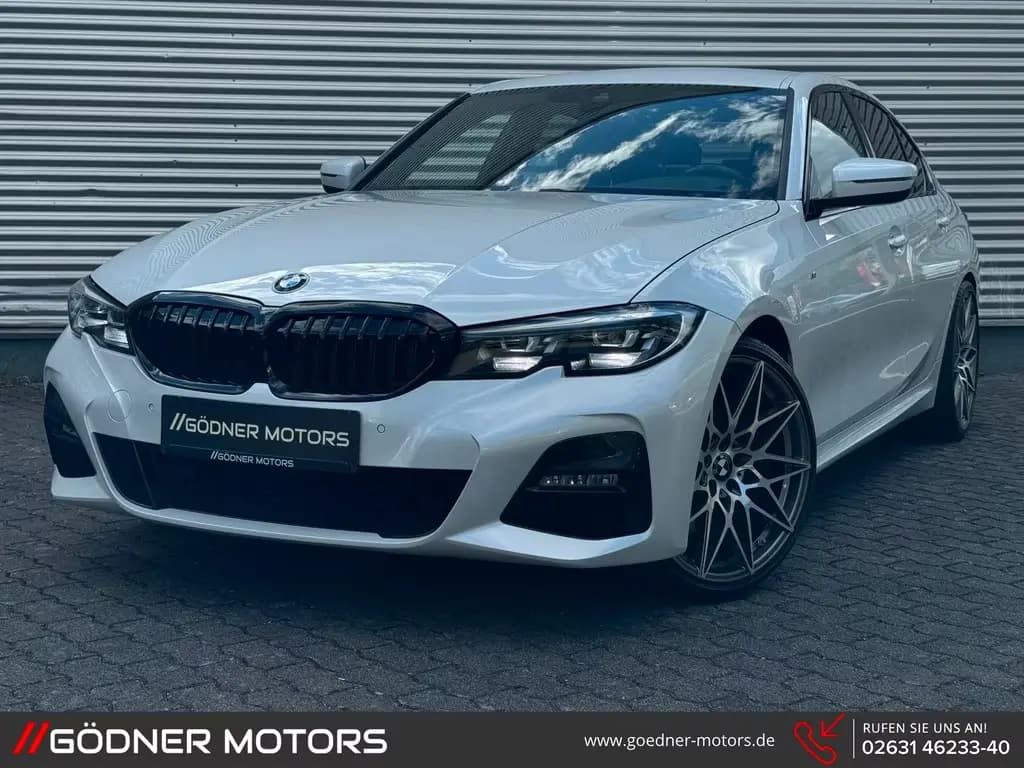 Main__Slider__Photo:BMW 330 M Sport 330 i Sport/LIVE-COCKPIT-PROF/PDC/SHA... 06/2019-0