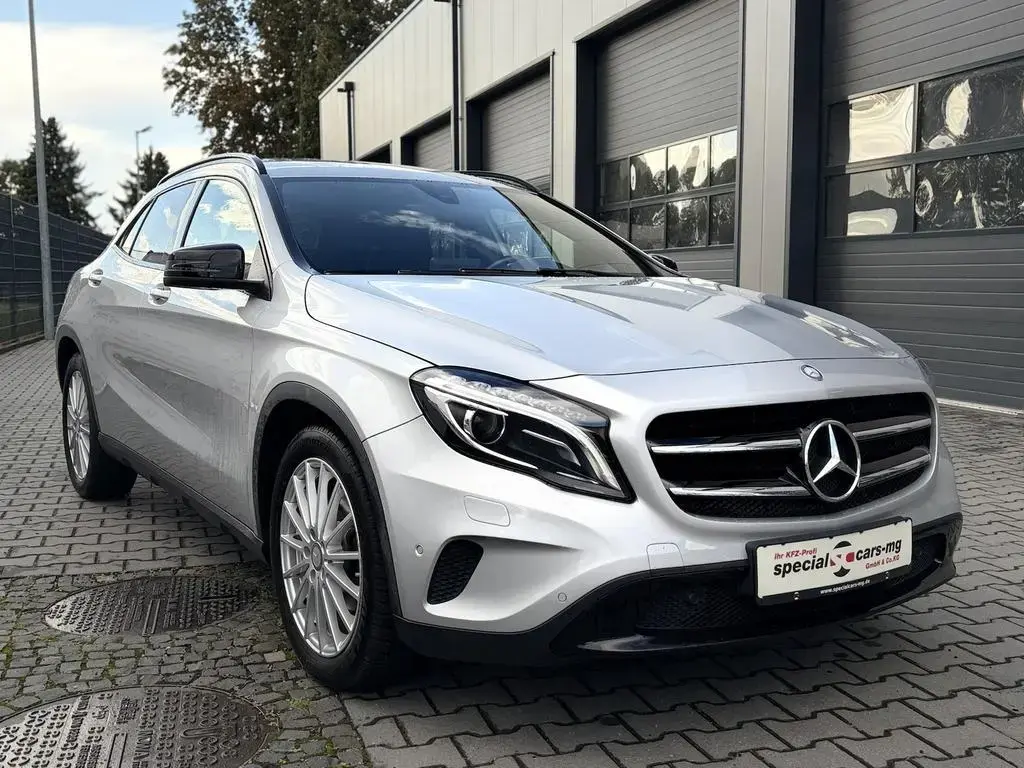Main__Slider__Photo:Mercedes-Benz GLA 180 Kamera / Teilleder/ AHK / Navi 02/2017-1