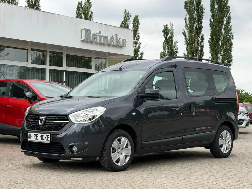 Main__Slider__Photo:Dacia Dokker TCe100  NavTempPDC6GangAllwetter 04/2020-1
