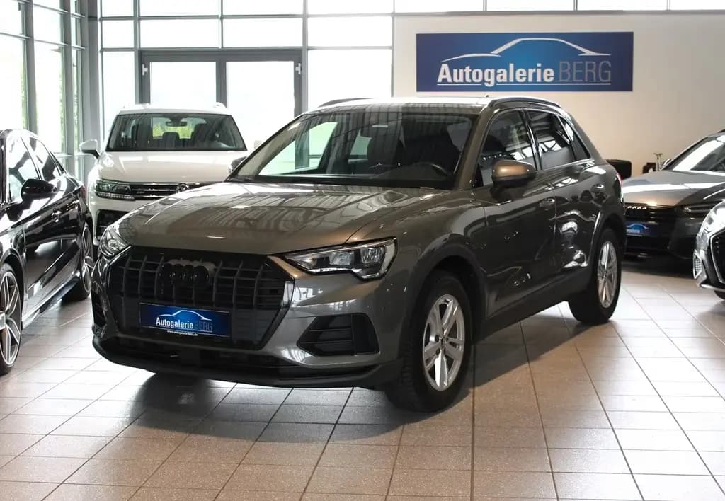 Main__Slider__Photo:Audi Q3 35 TFSi S-tronic ACC Lane Side App 05/2019-0