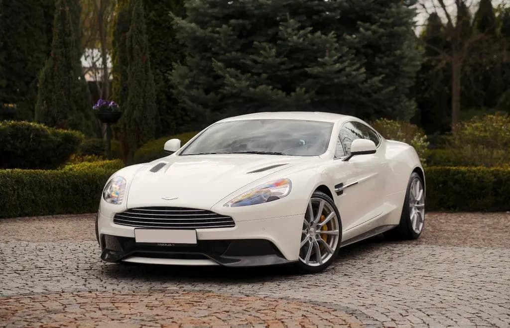 Main__Slider__Photo:Aston Martin Vanquish / 6.0 v12 / Collector's Condition 01/2017-0