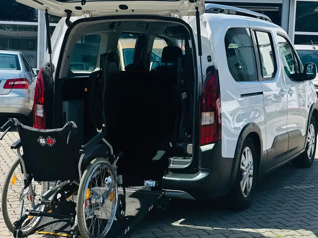 Main__Slider__Photo:Peugeot Rifter Allure L2 - Behindertengerecht-Rampe- 09/2020-1