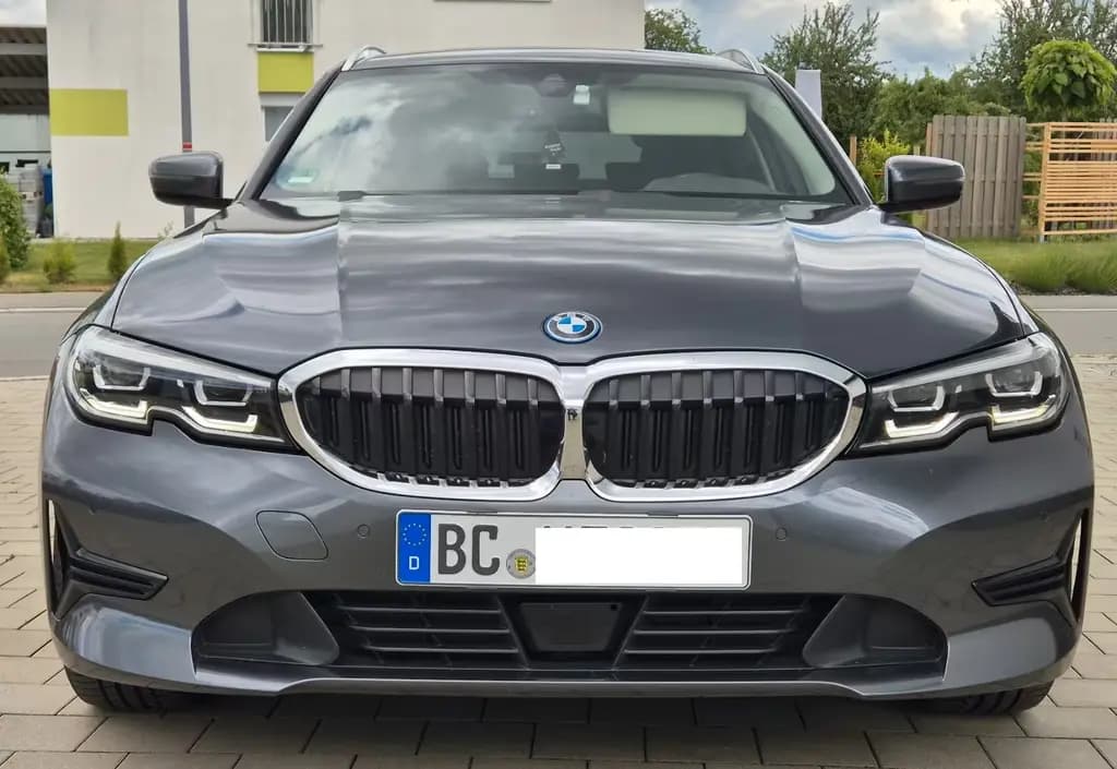 Main__Slider__Photo:BMW 330 e Touring Advantage Automatic 09/2021-0