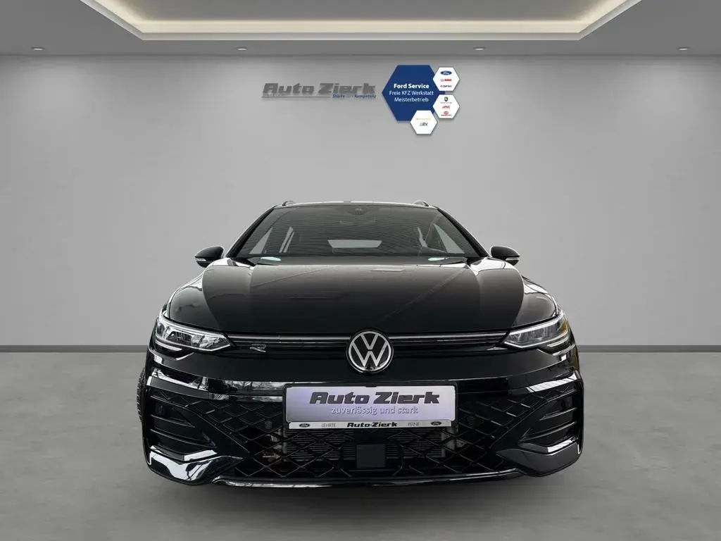 Main__Slider__Photo:Volkswagen Golf VIII Variant 1.5 eTSI DSG R-Line ACC RFK LE 04/2025-1