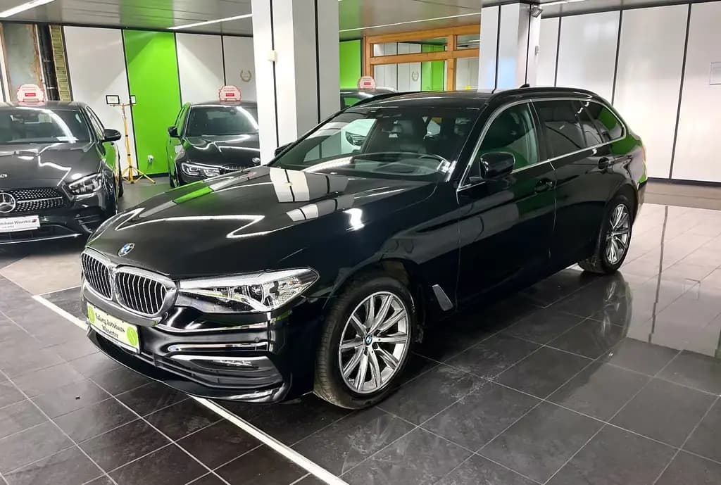 Main__Slider__Photo:BMW 520 d|Nur81tkm|1.Hd|AHK|HUD|Pano|Lenkradheiz|RFK 10/2018-0