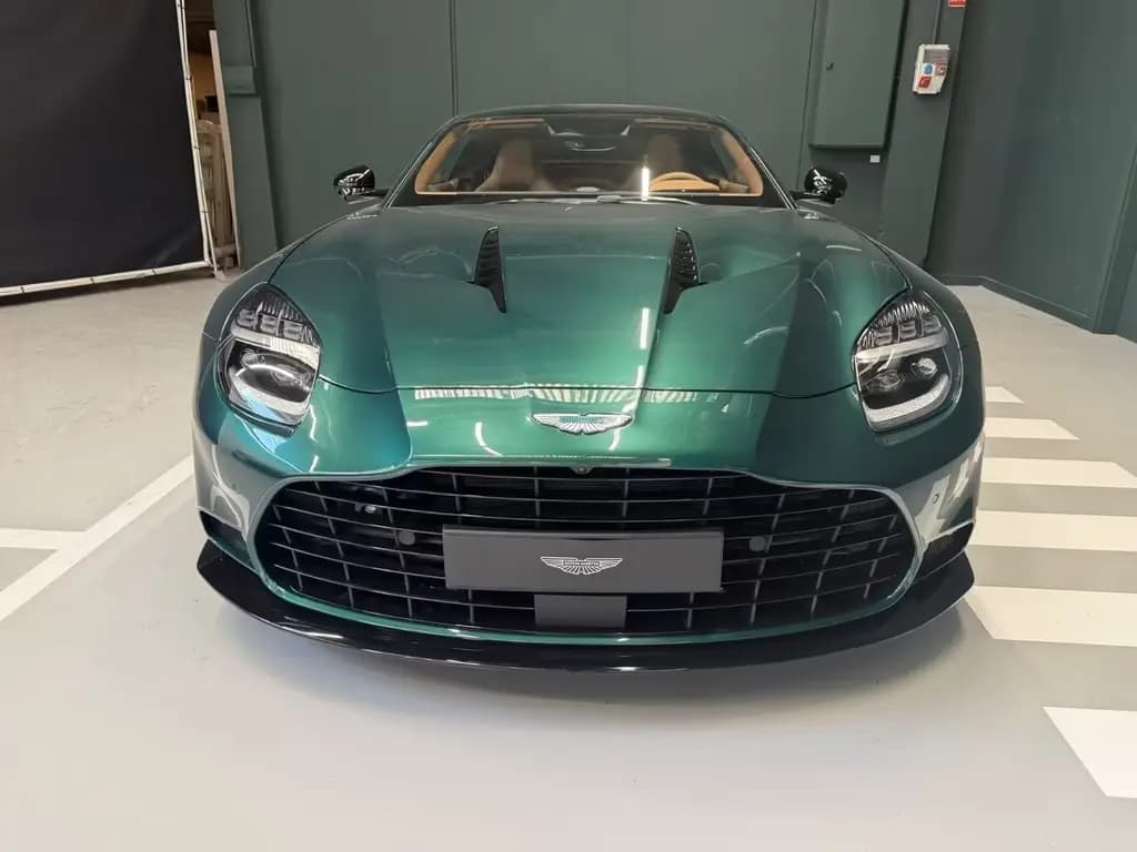 Main__Slider__Photo:Aston Martin Vanquish Coupe- B&W- Pano- Sport seats null-0