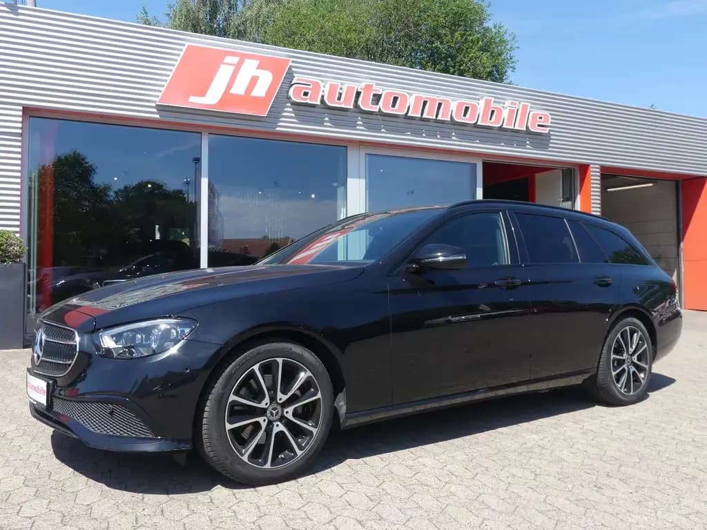 Main__Slider__Photo:Mercedes-Benz E 220 Panorama*AHK*Kamera*Navi*SHZ*ab 299€ 09/2020-0
