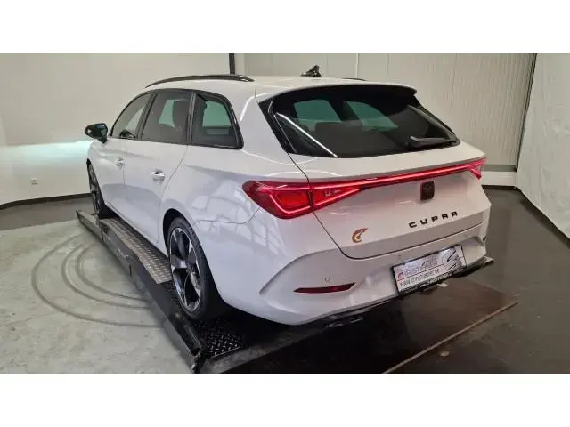 Main__Slider__Photo:Seat Leon Sportstourer 1.5 eTSI 110 kW 7-Gang- DSG 04/2024-1