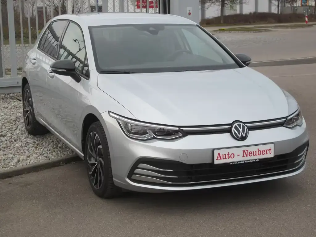 Main__Slider__Photo:Volkswagen Golf VIII Move eTSI 09/2023-1