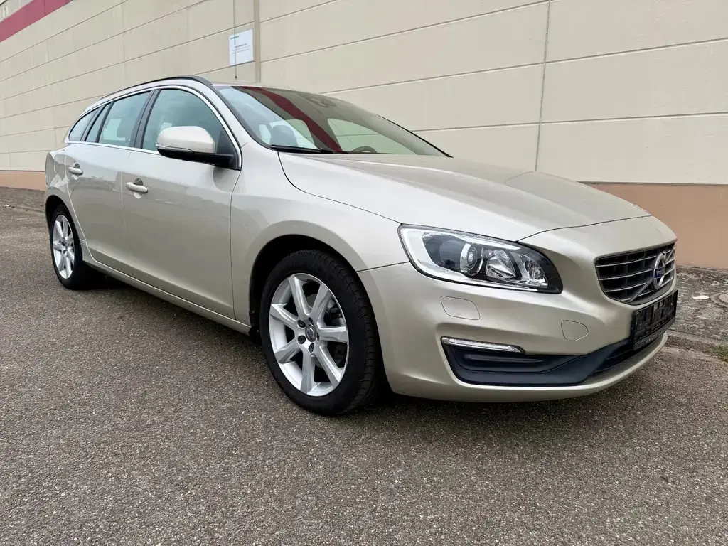 Main__Slider__Photo:Volvo V60 D2 Momentum - NAVI + XENON + AHK 06/2017-1