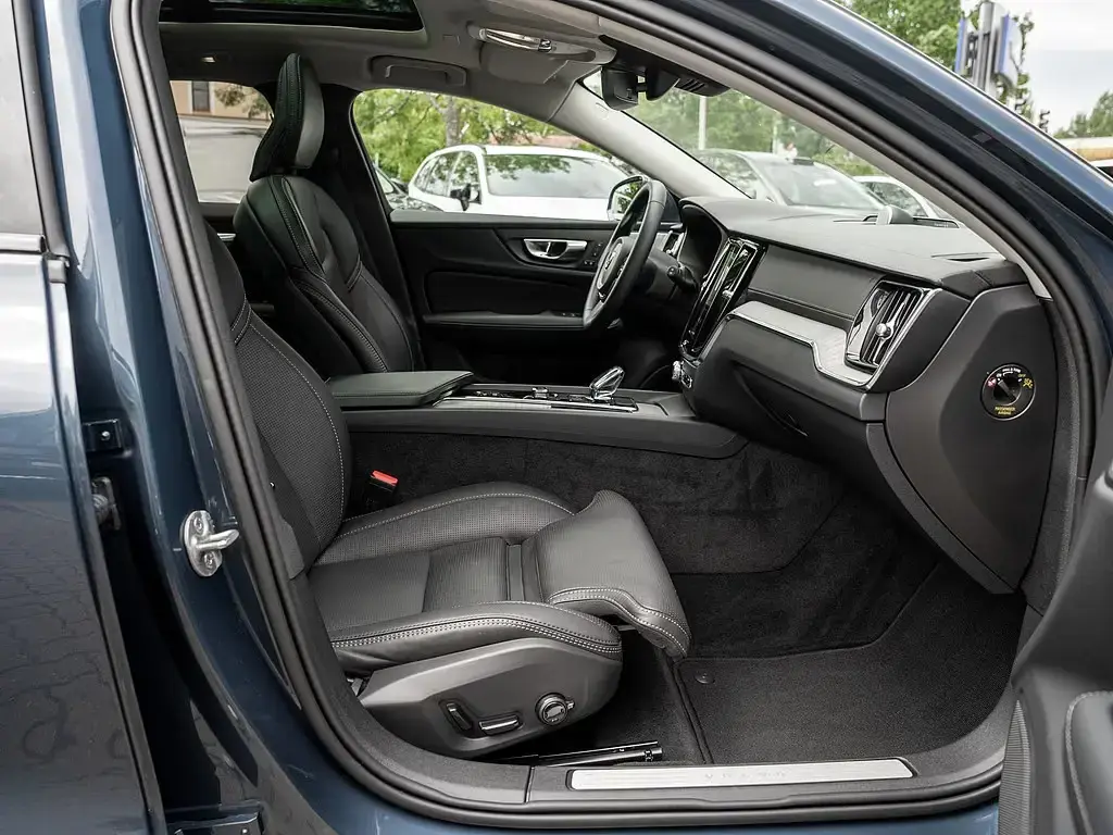Main__Slider__Photo:Volvo V60 Cross Country B5 AWD Ultimate 360° PANO HUD 06/2024-1