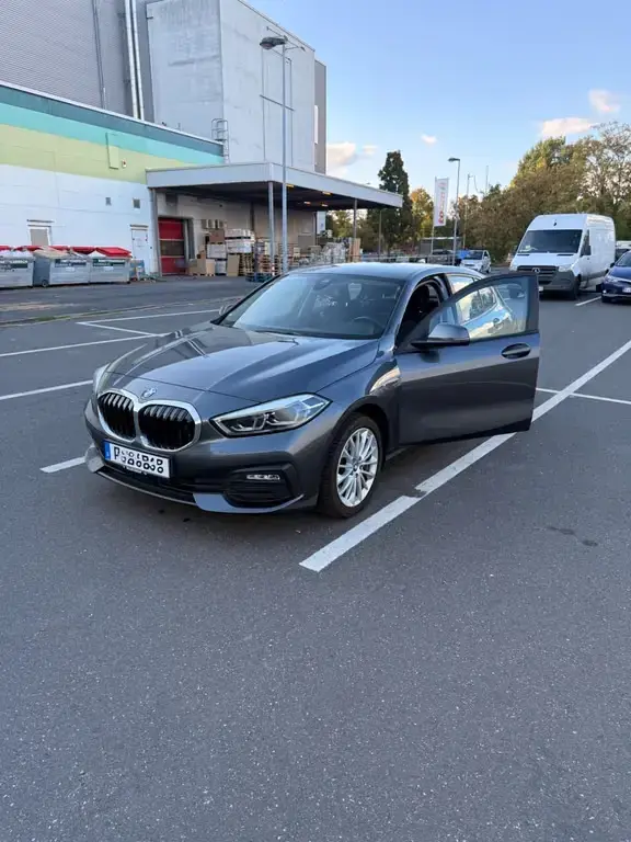 Main__Slider__Photo:BMW 118 i Advantage | EZ 01/21 | Mineral Grau 01/2021-1