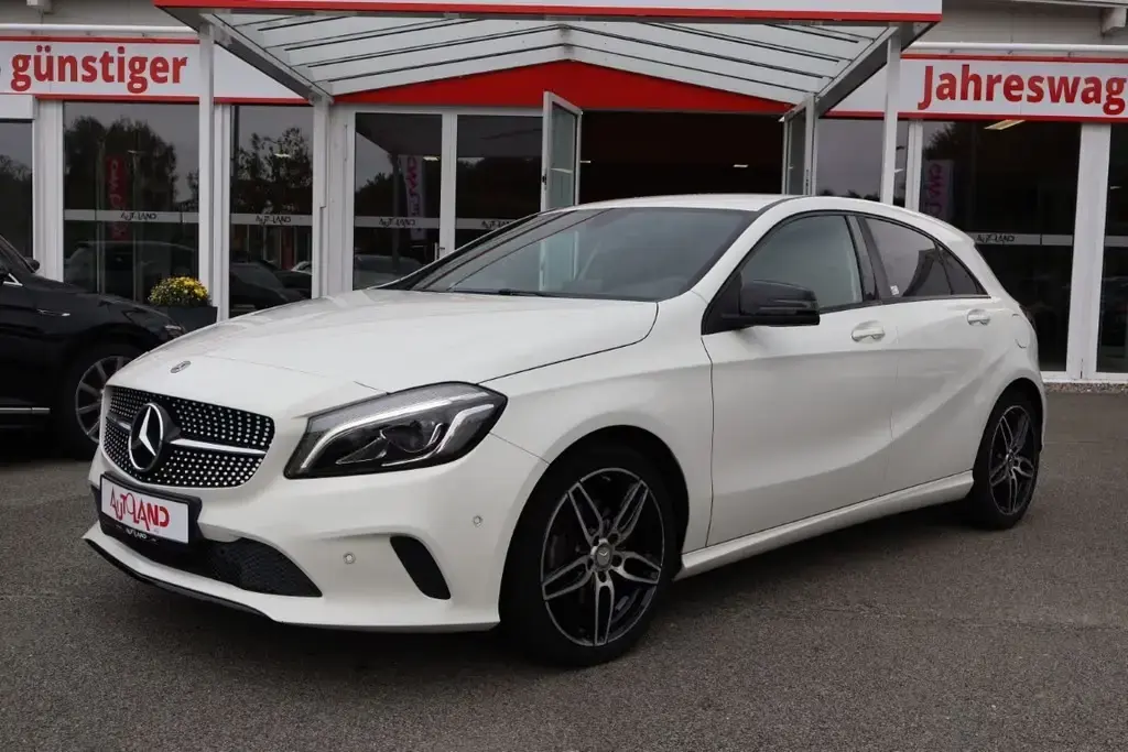 Main__Slider__Photo:Mercedes-Benz A 180 A180 AMG Sport (Line) LED Navi Sitzheizung PDC 05/2016-1