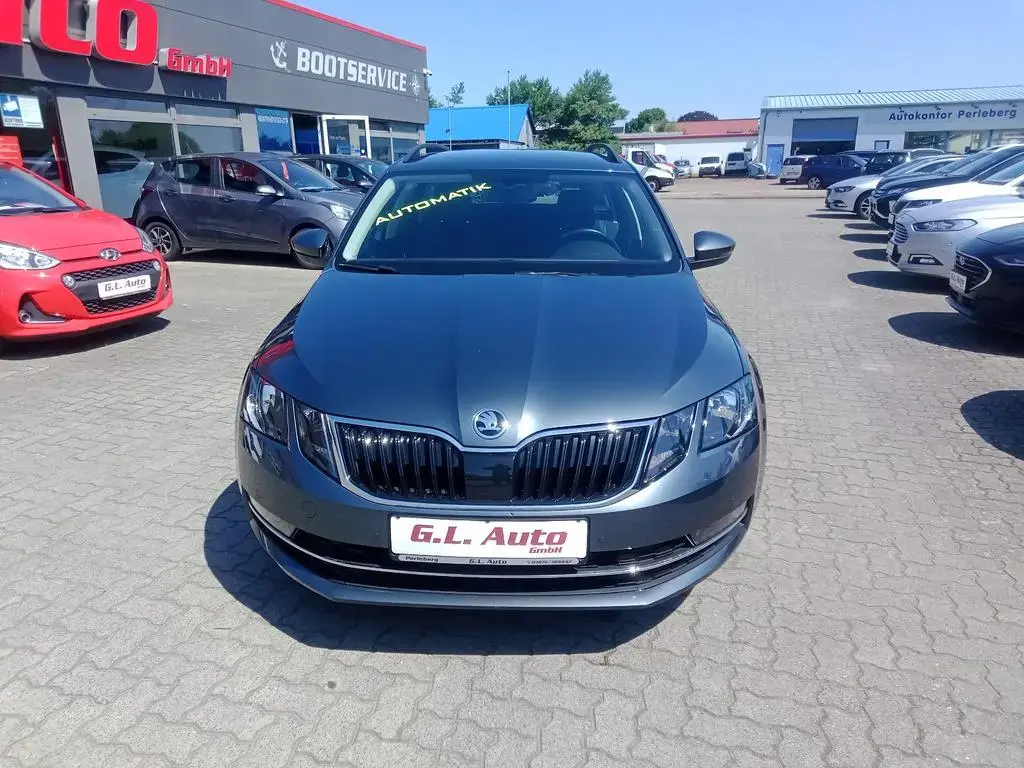 Main__Slider__Photo:Skoda Octavia Style/AHK/NAVI/SITZHZG/PDC/TEMPOMAT/ 02/2019-1