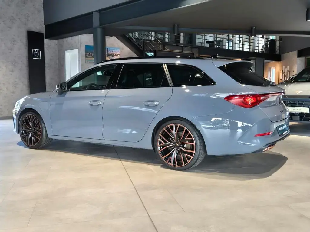 Main__Slider__Photo:Cupra Leon Sportstourer VZ e-Hybrid 245 PS 6-Gang-DSG 08/2023-1