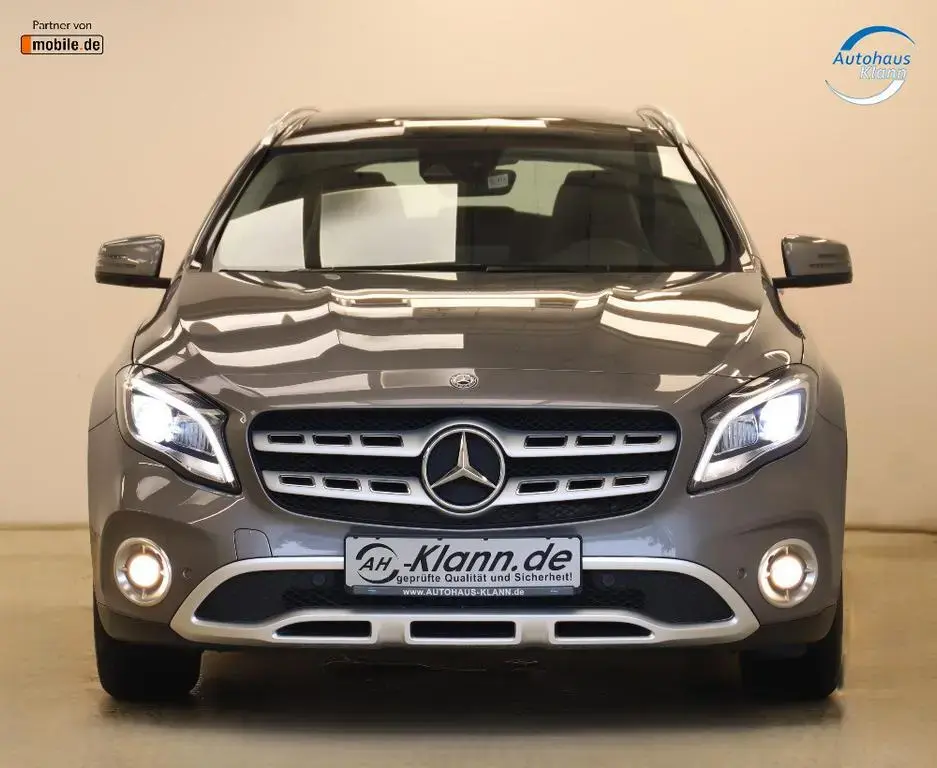 Main__Slider__Photo:Mercedes-Benz GLA 200 156PS 7G Urban Standheizung Pano 1Hand 02/2018-1