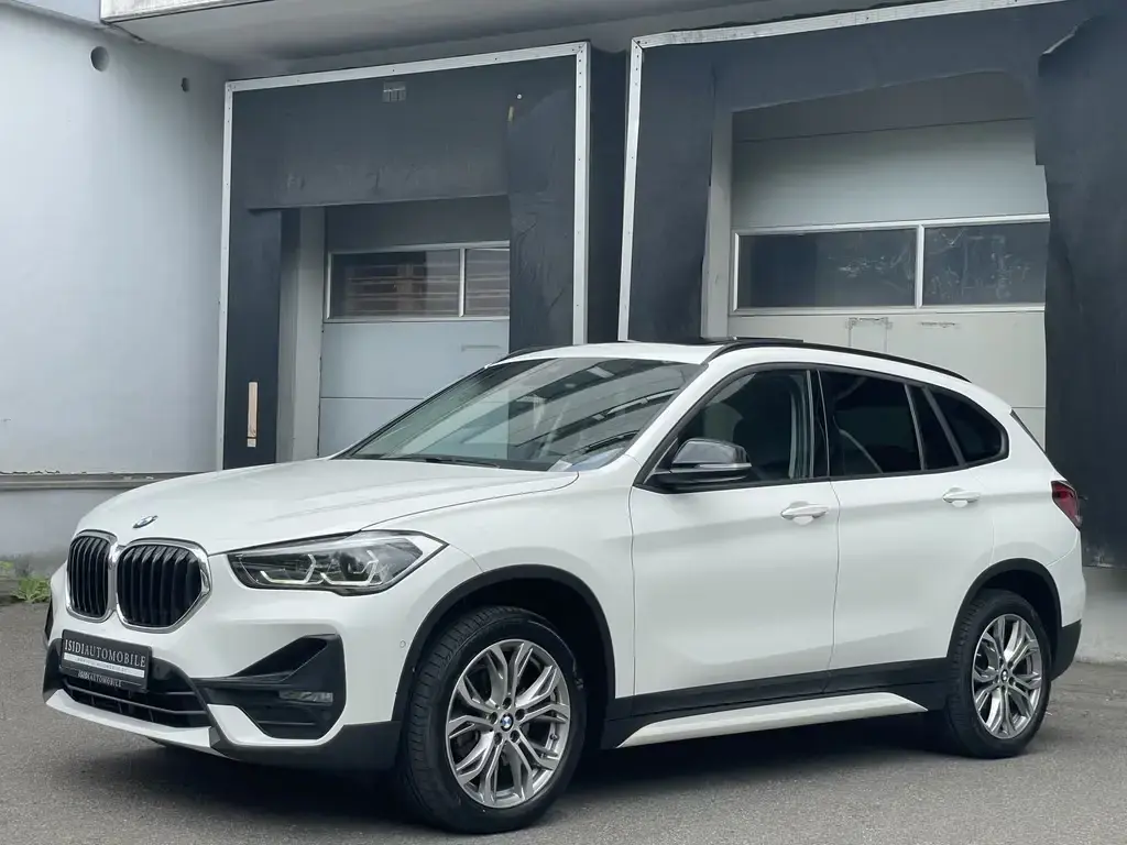 Main__Slider__Photo:BMW X1 sDrive18d Sport Line LED Pano Rü-Kamera AHK 12/2021-1