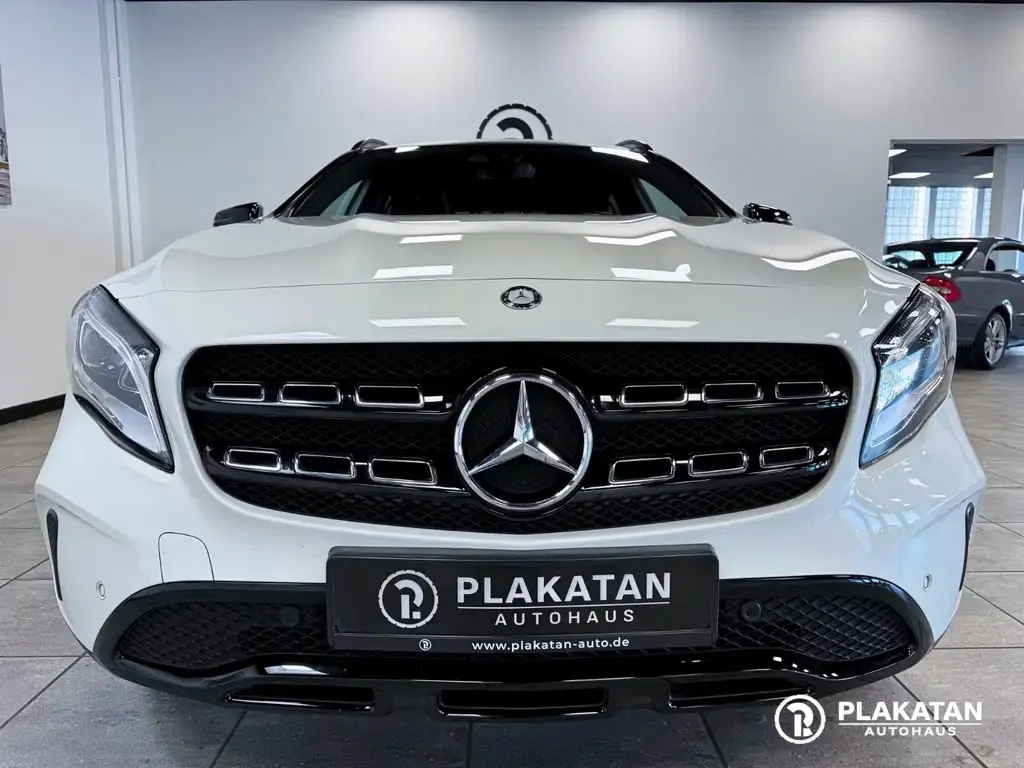 Main__Slider__Photo:Mercedes-Benz GLA 200 AMG Night Packet Panorama Memory 03/2017-1