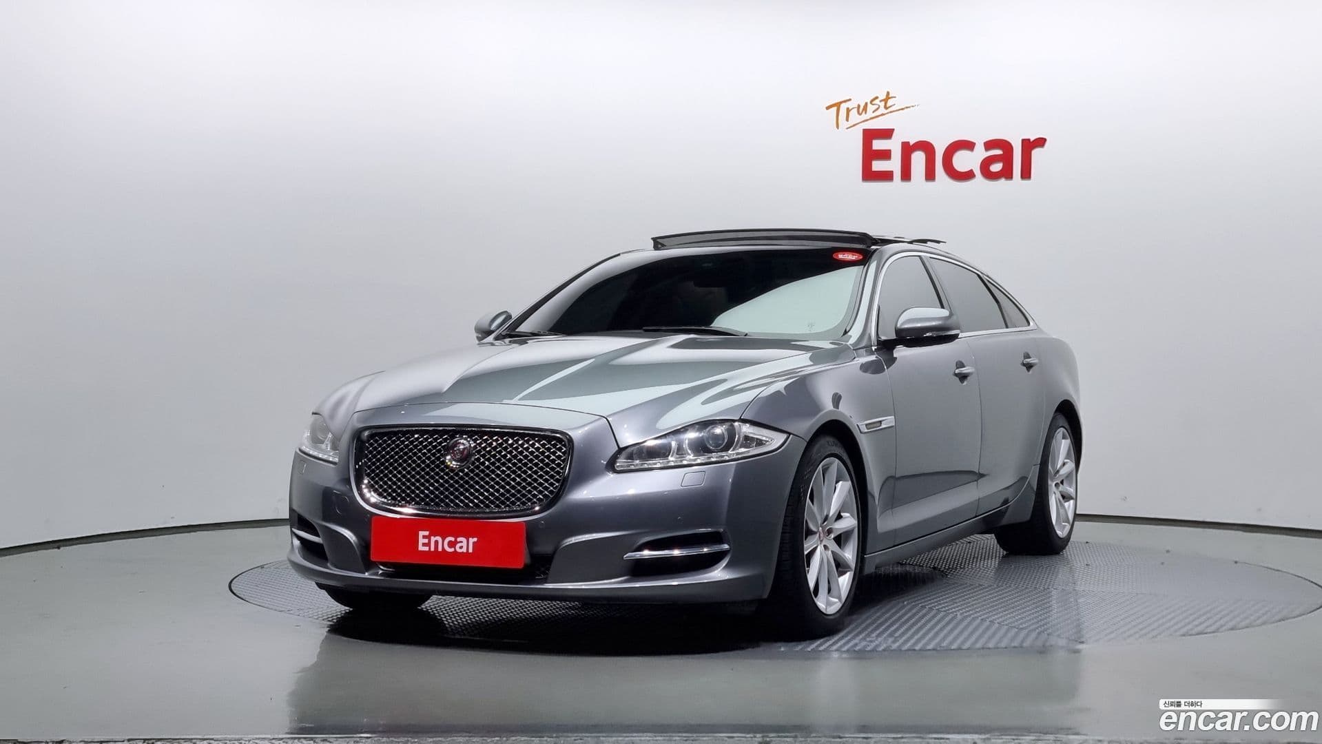 Main__Slider__Photo:XJ Jaguar 2014.10-0