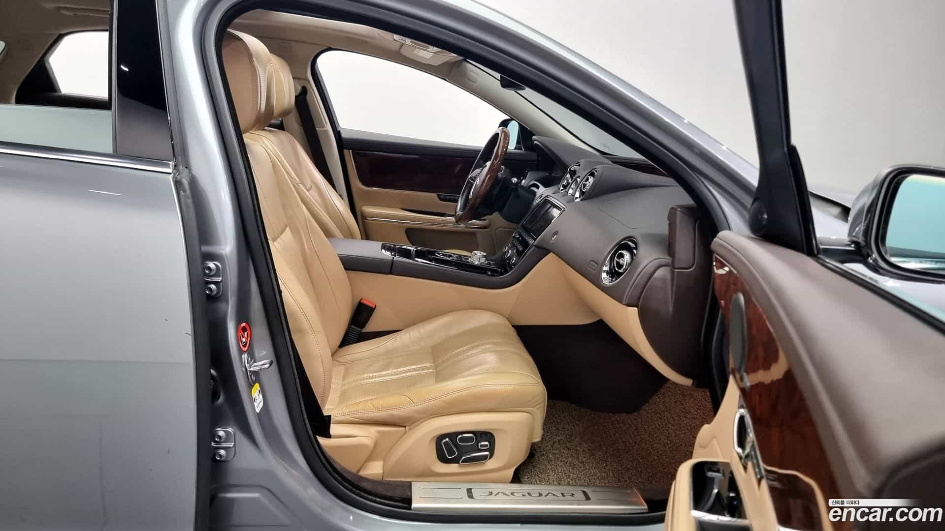 XJ Jaguar 2014.10-INNER-010