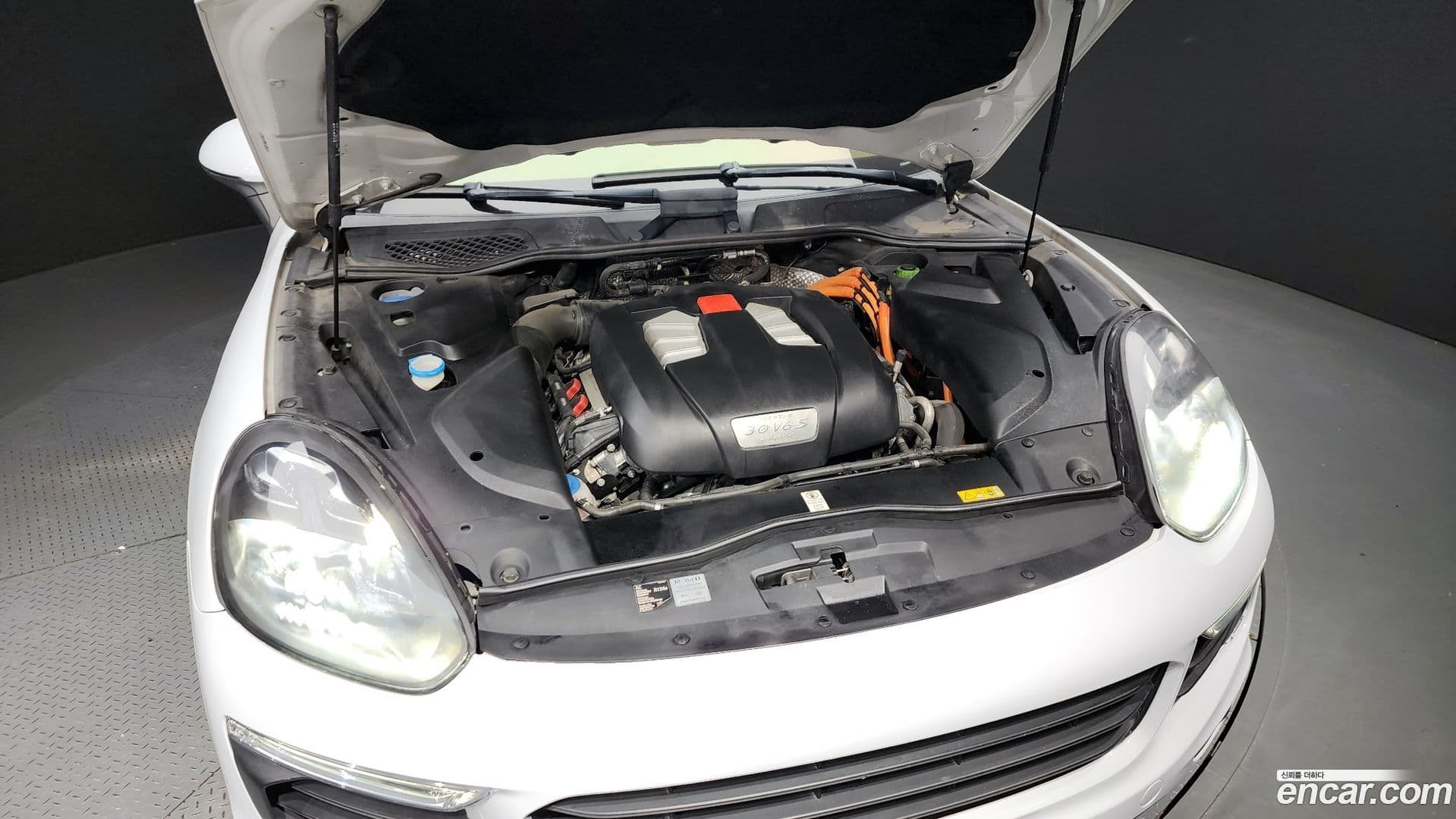 Main__Slider__Photo:Cayenne Porsche 2015.4-5