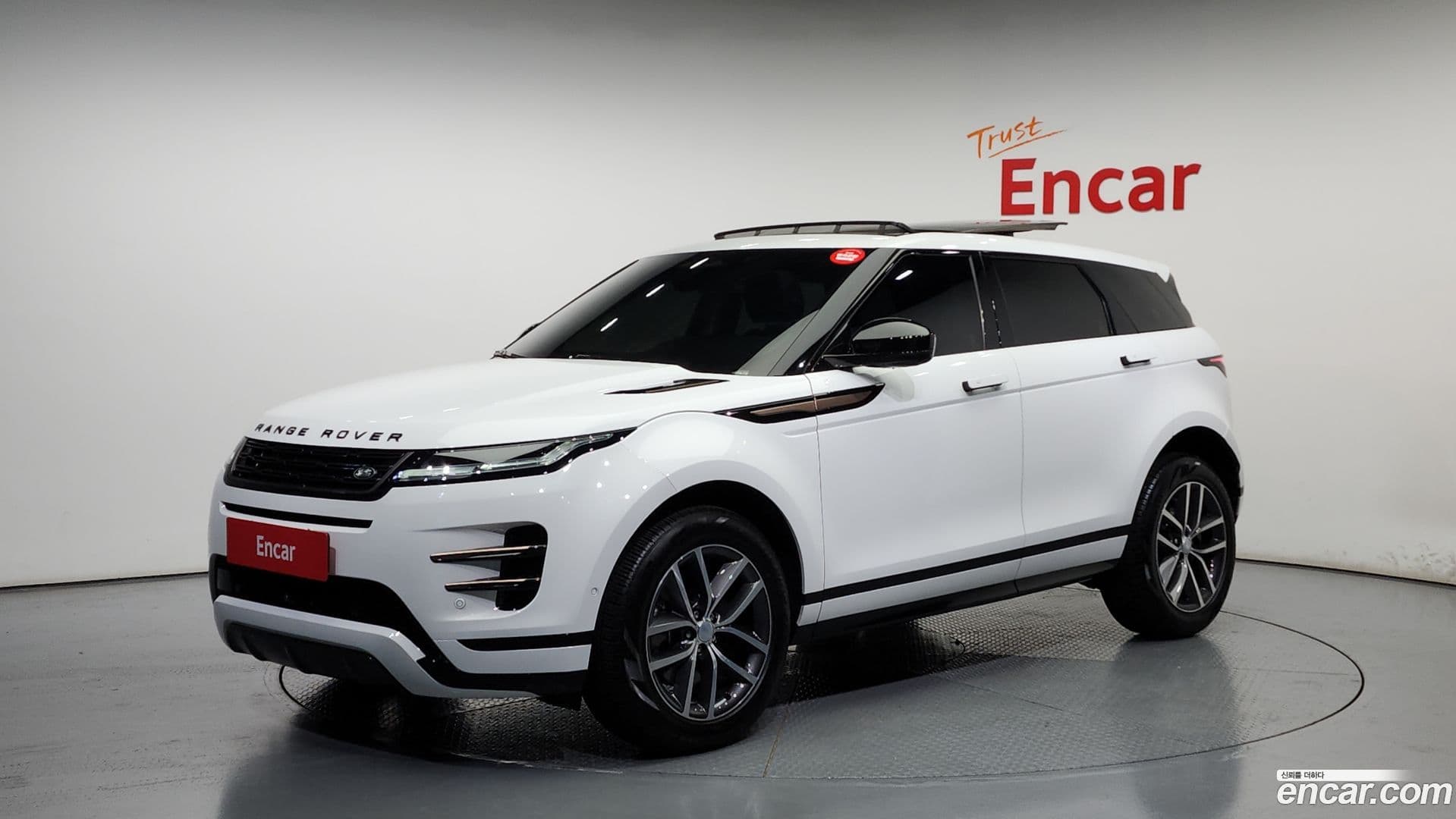 Main__Slider__Photo:Range Rover Evoque Land Rover 2024.2-0