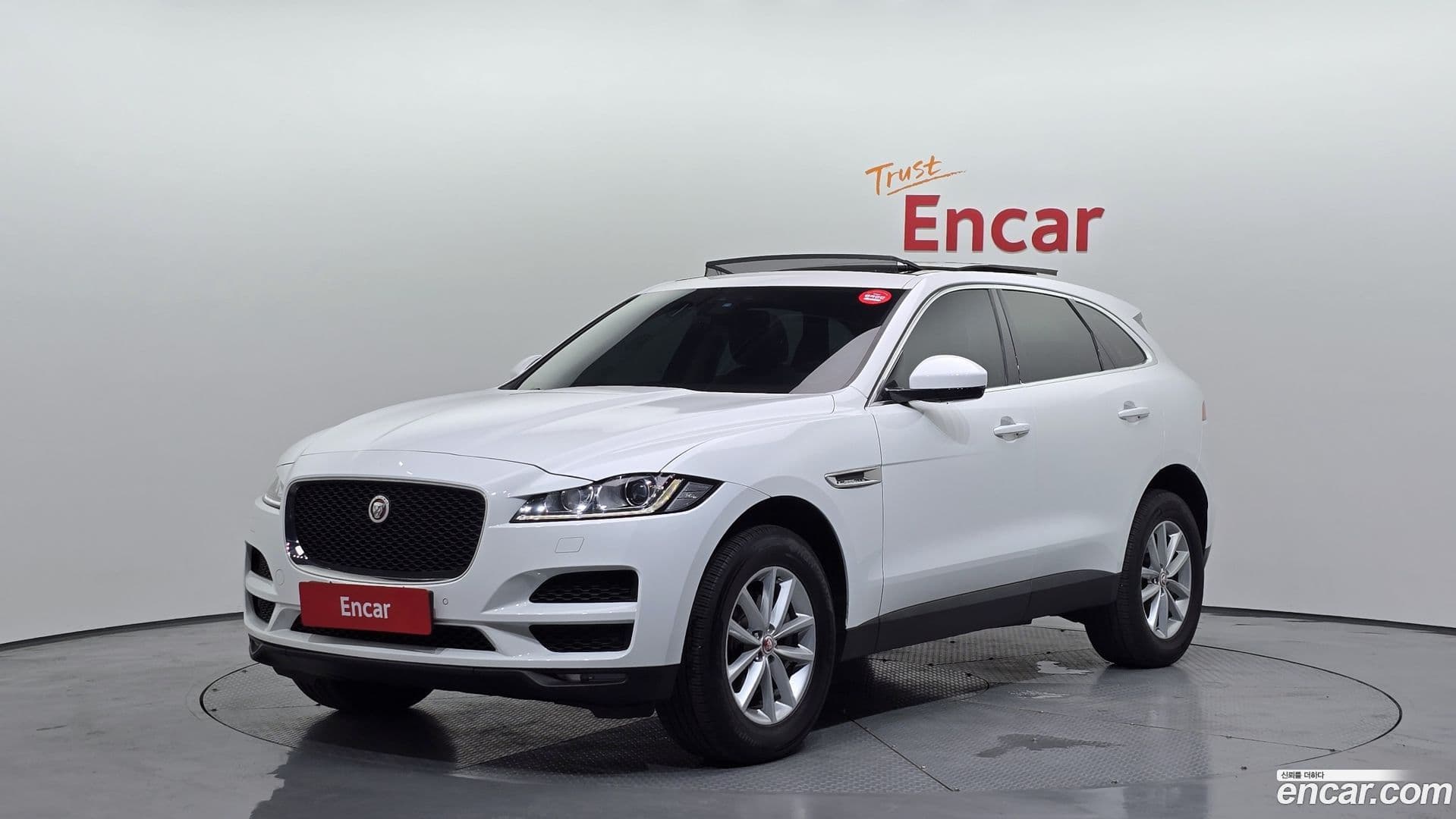 Main__Slider__Photo:F-PACE Jaguar 2018.1-0