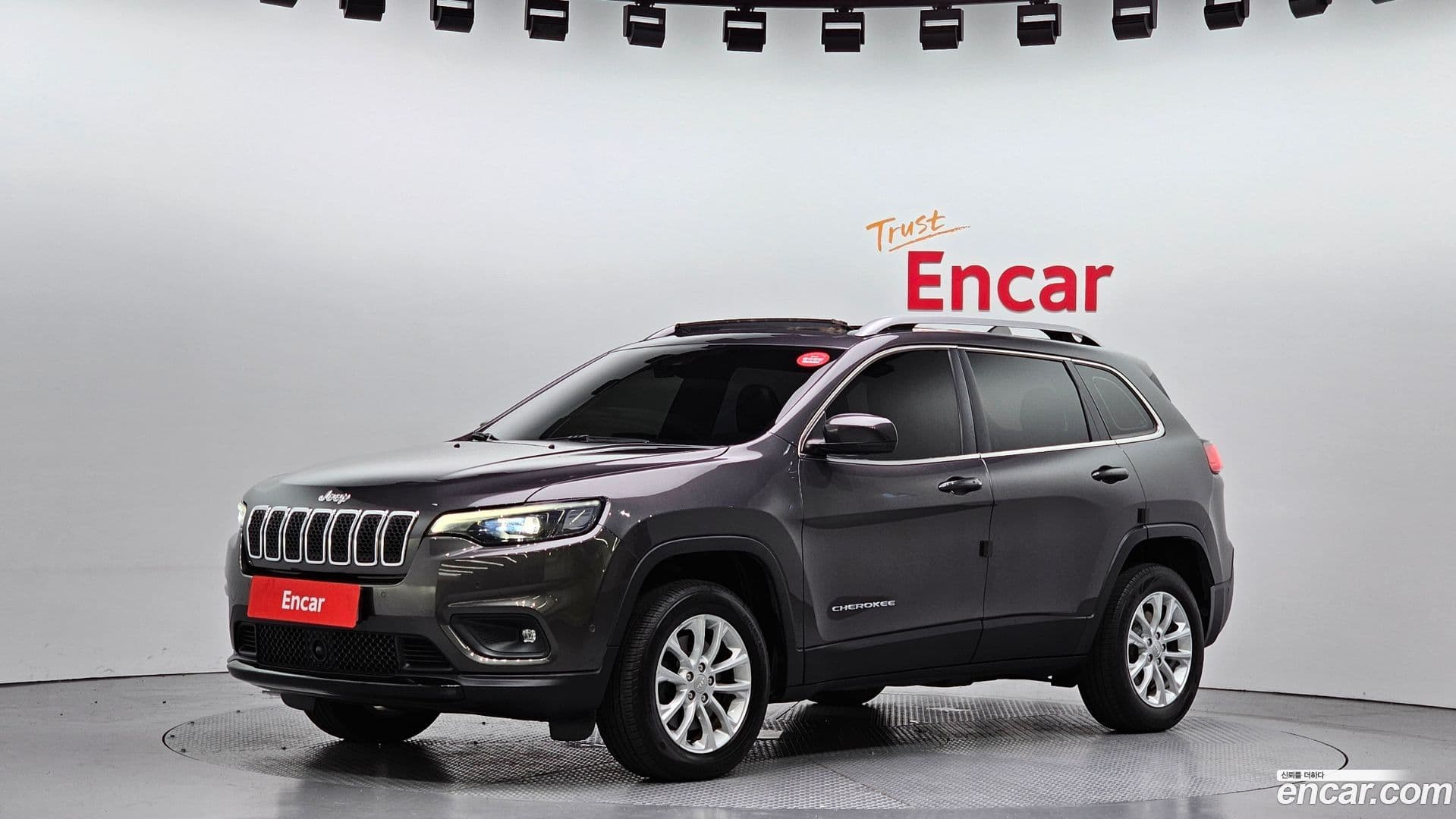 Main__Slider__Photo:Cherokee Jeep 2019.3-0