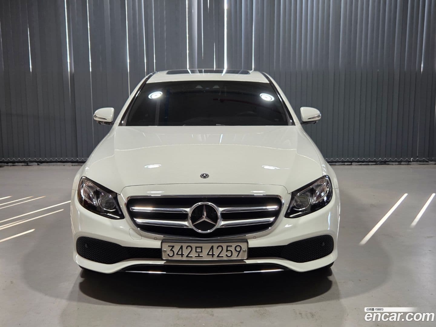 Main__Slider__Photo:E-Class Mercedes-Benz 2020.7-0