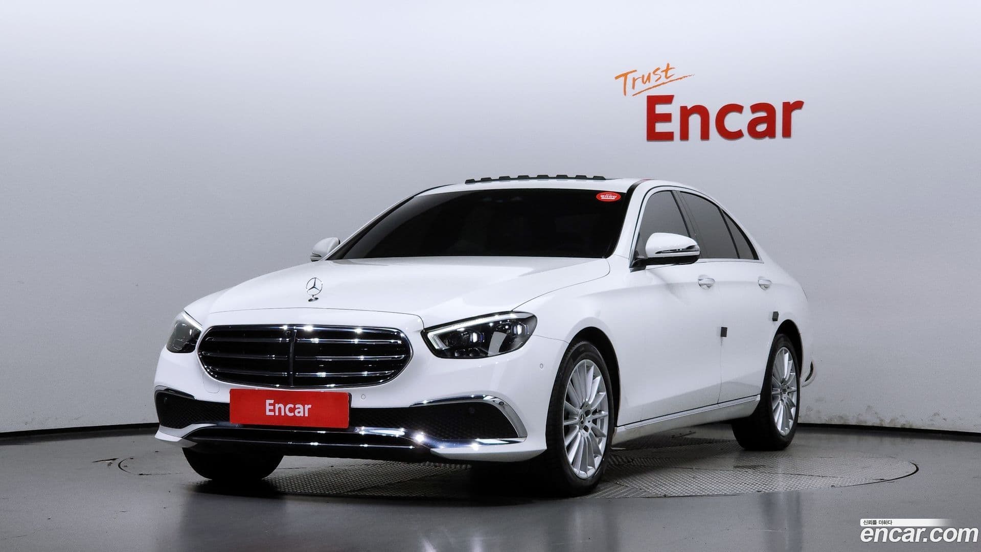 Main__Slider__Photo:E-Class Mercedes-Benz 2023.10-0