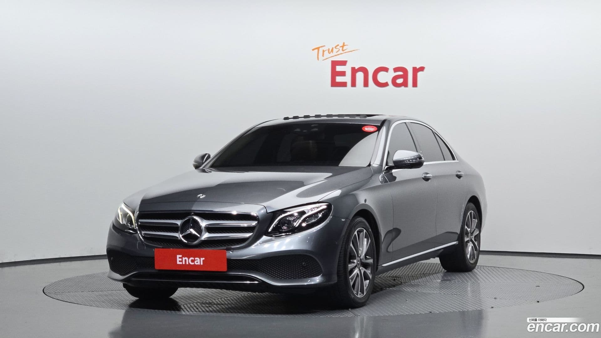 Main__Slider__Photo:E-Class Mercedes-Benz 2018.10-0