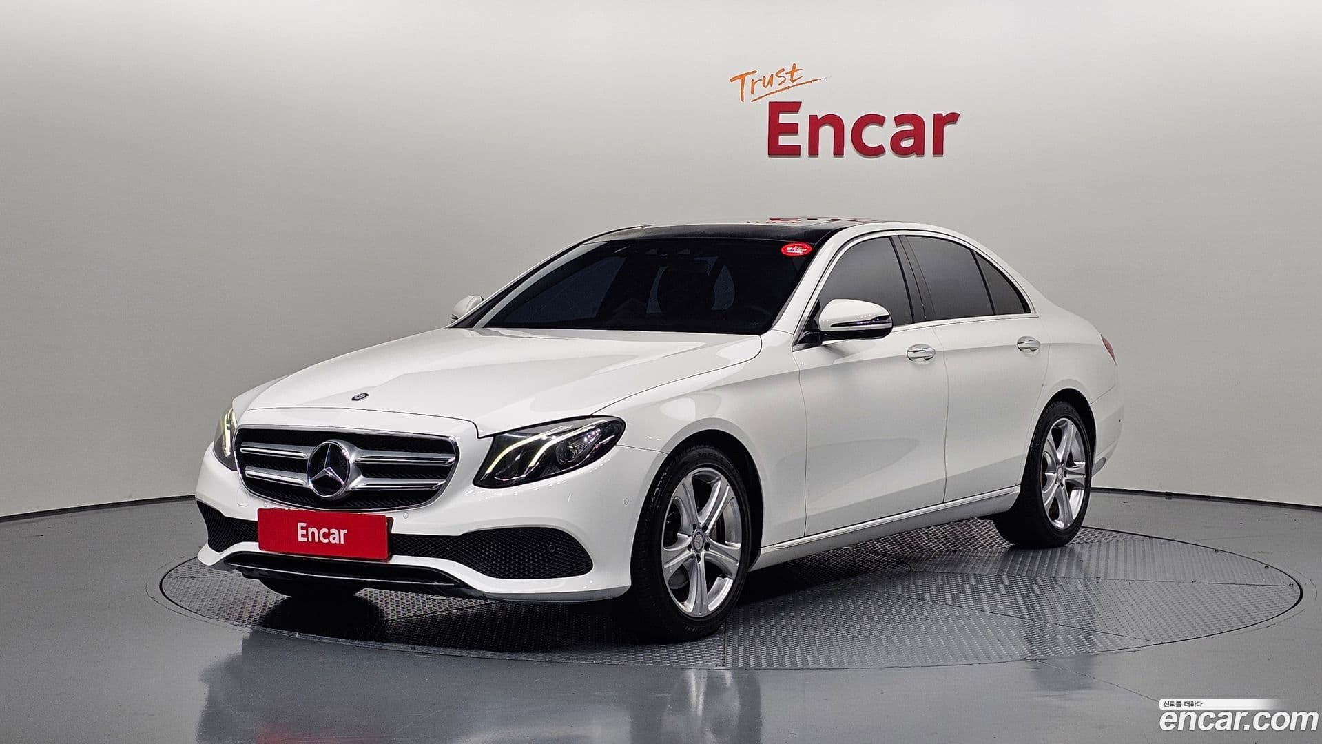 Main__Slider__Photo:E-Class Mercedes-Benz 2017.1-0