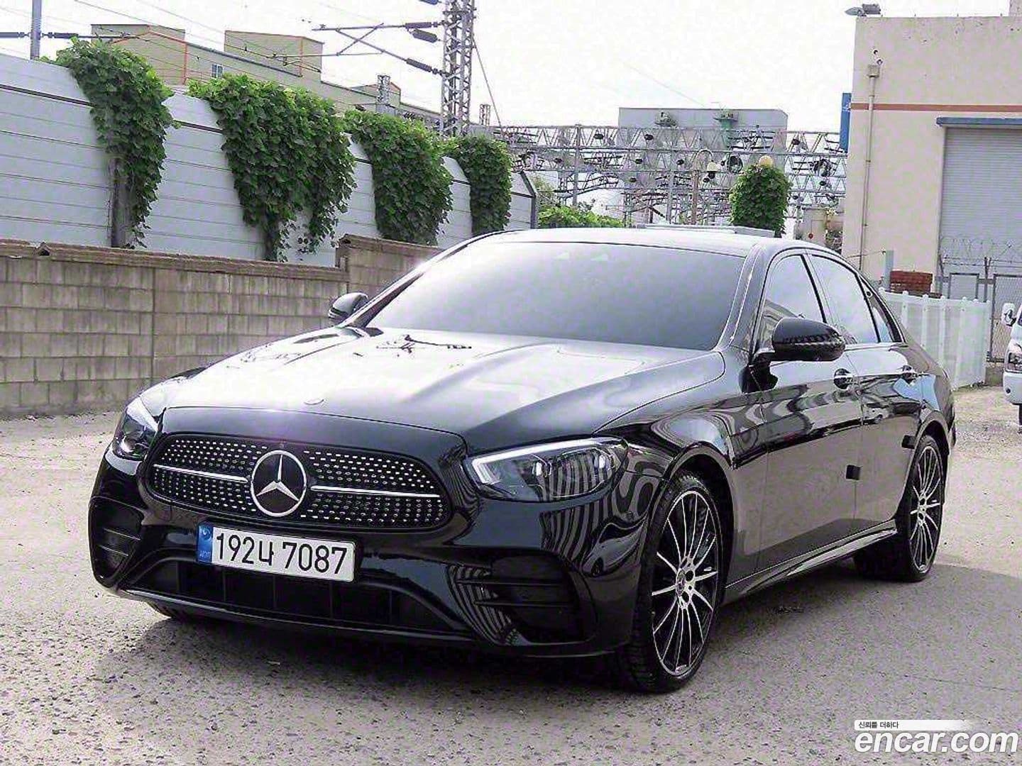 Main__Slider__Photo:E-Class Mercedes-Benz 2023.6-0