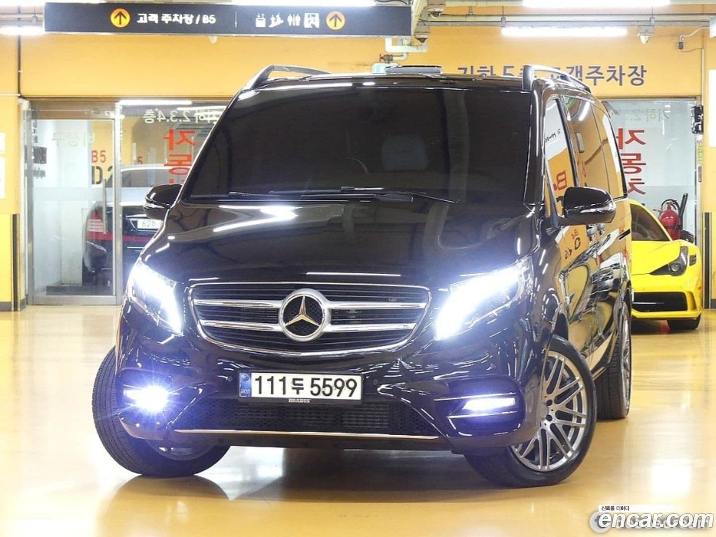 Main__Slider__Photo:V-Class Mercedes-Benz 2020.9-0