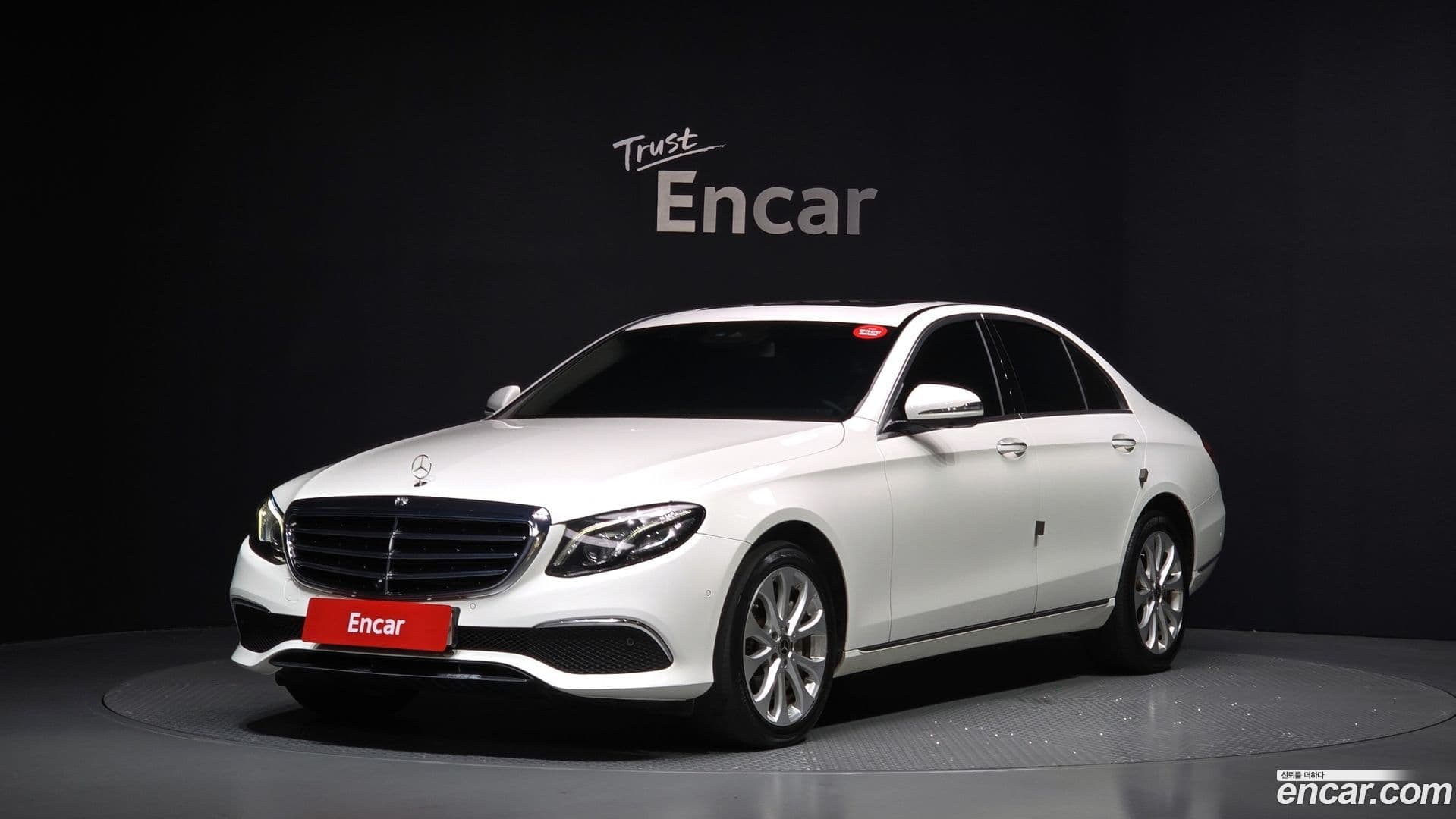 Main__Slider__Photo:E-Class Mercedes-Benz 2017.10-0